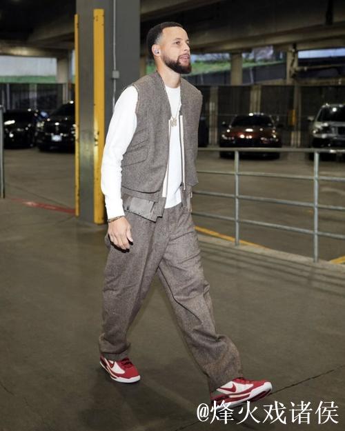 库里对阵森林狼赛前换鞋,从加内特战靴改穿罗伊专属款 库里对阵森林狼赛前换鞋,从加内特战靴改穿罗伊专属款